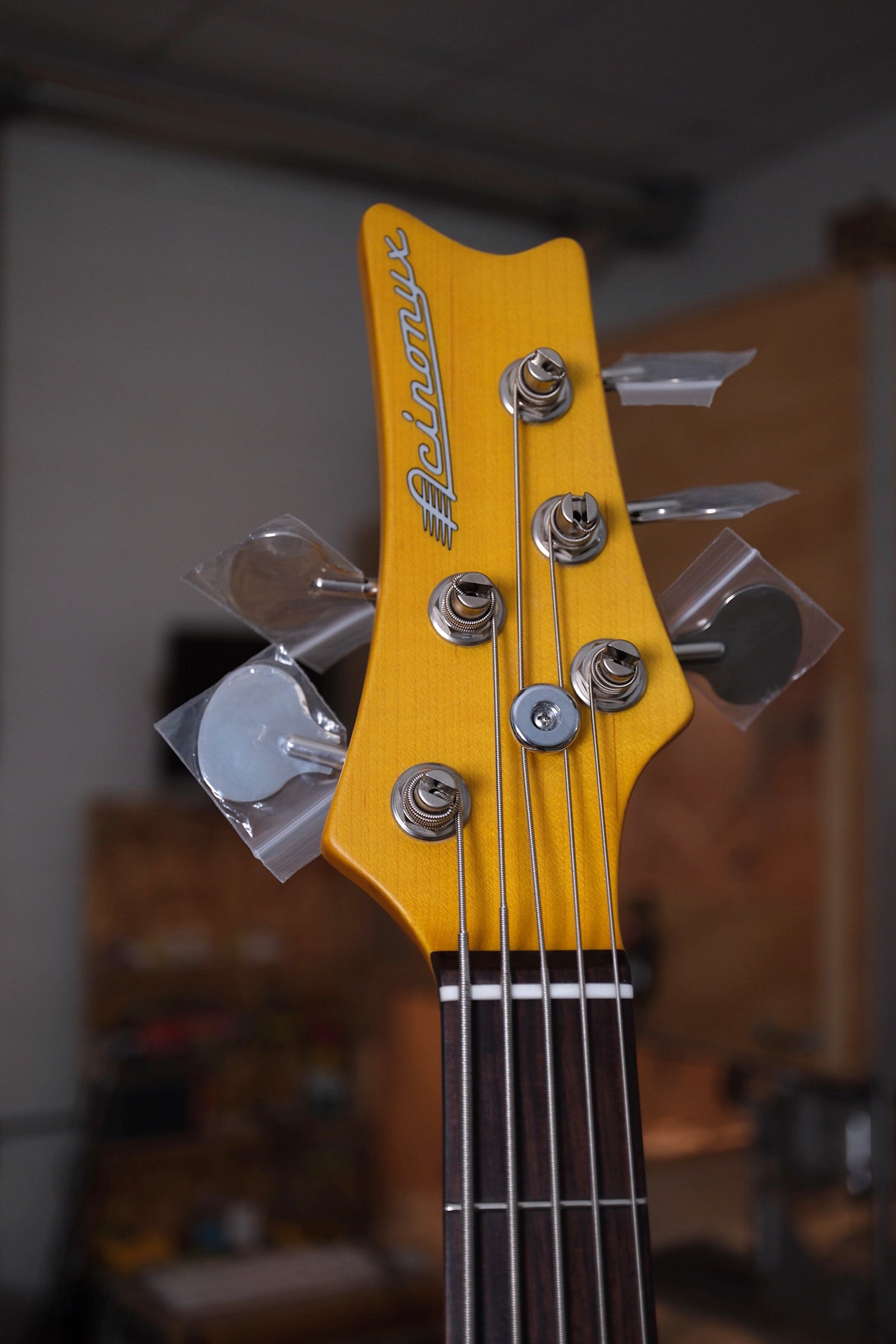 image of the headstock on the Acinonyx V Short Scale Bass Guitar - Inca Silver showing the 2x3 configuration
