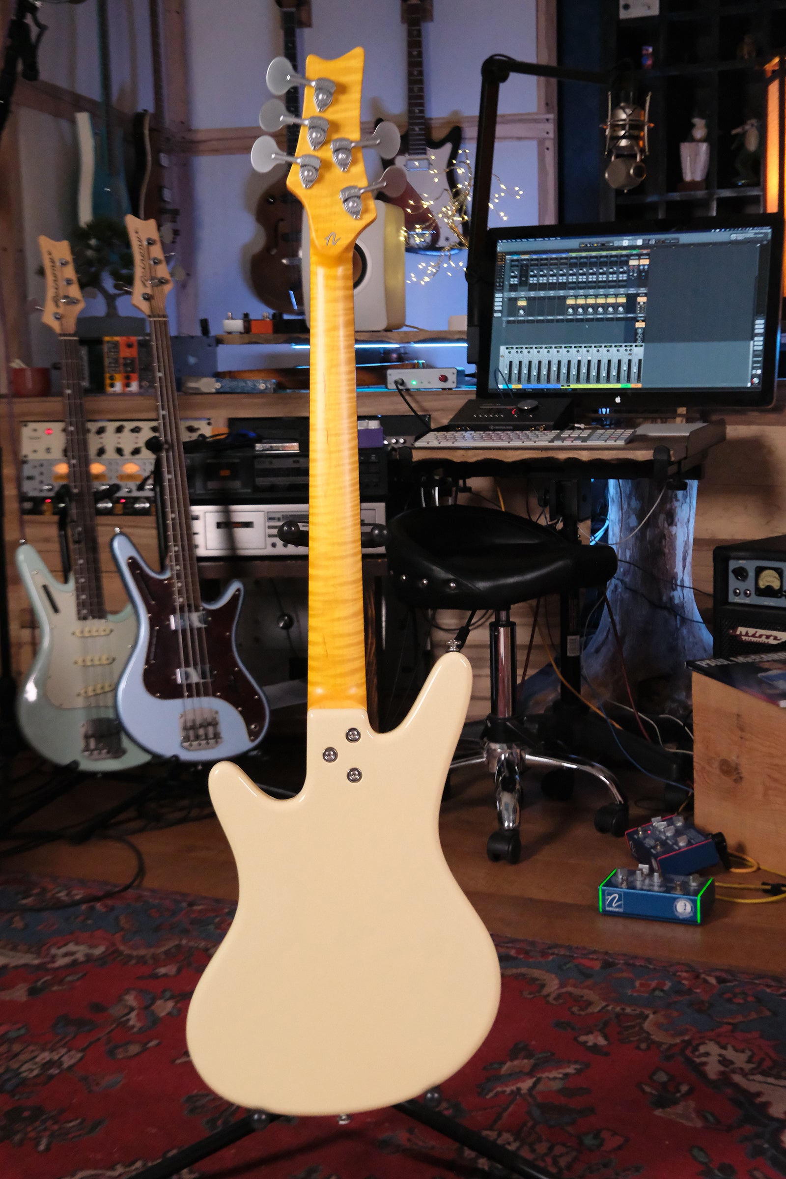 view of the full back of the Acinonyx V - Aged White