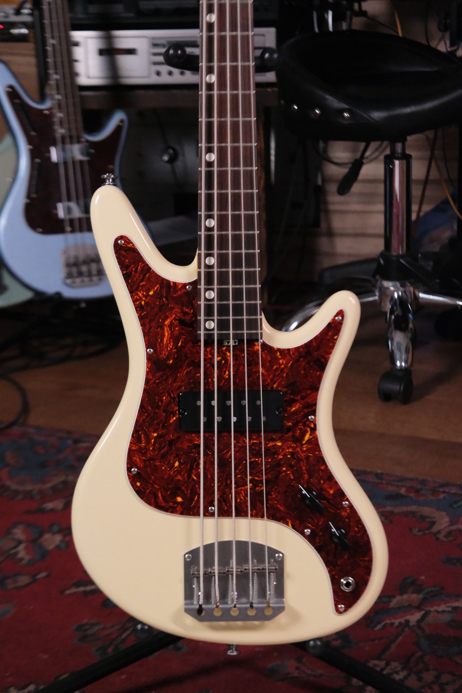 Front photo view of the Acinonyx V - Aged White bass guitar