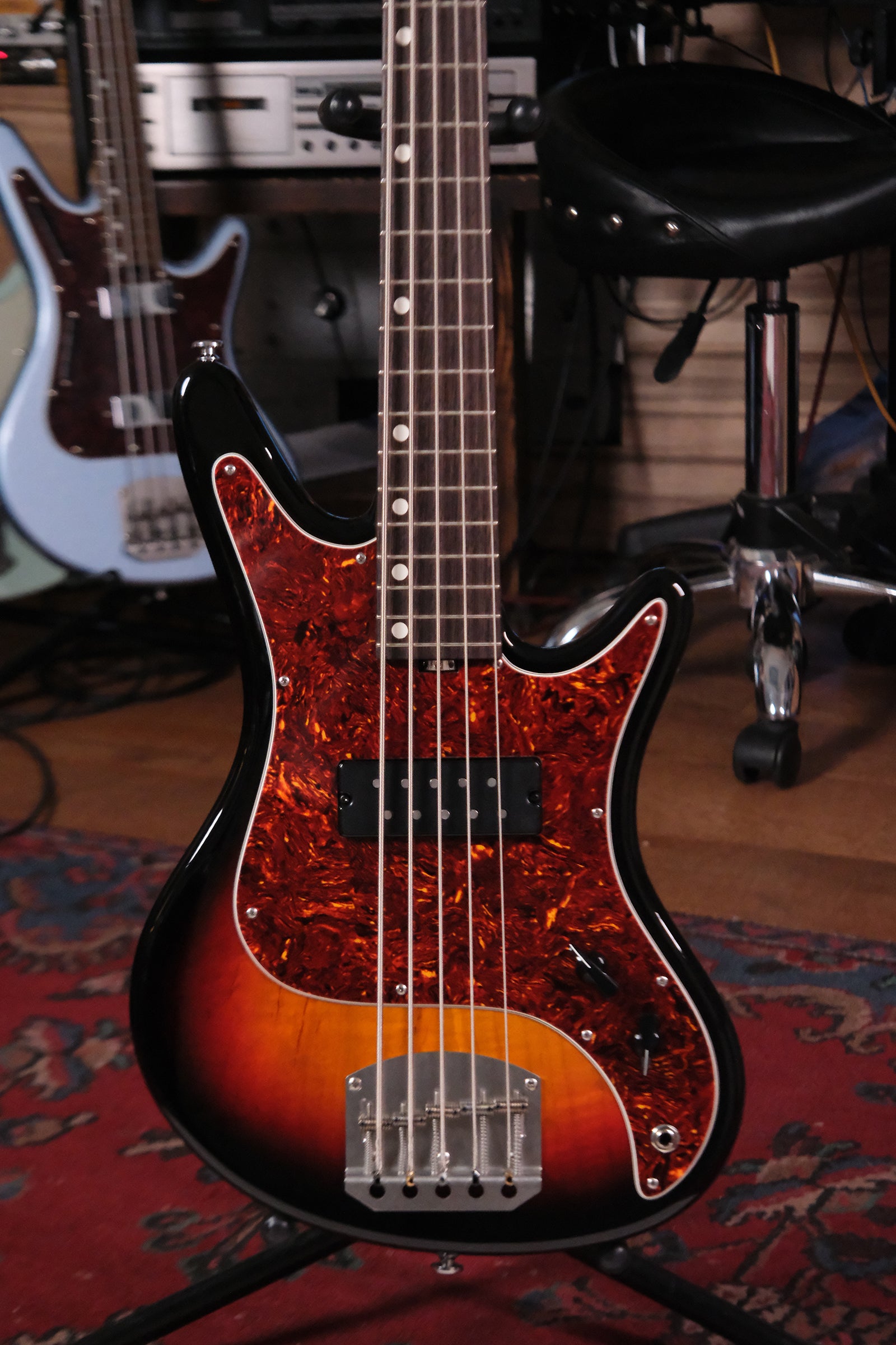 Front view of the body of the Acinonyx V - Faded 3-Tone Sunburst bass guitar