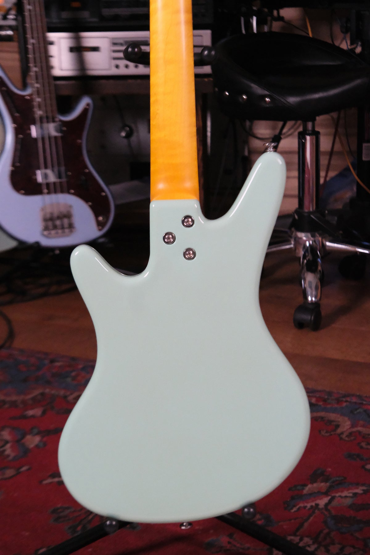 closeup view of the back of the body of the Acinonyx V - Surf Green